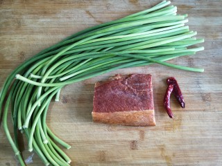 1、蒜苔炒腊肉,准备食材。蒜苔摘好洗净,腊肉我买的真空包装的那种免洗免蒸的,干辣椒洗净。