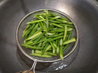 5、蒜苔炒腊肉,过好后把蒜苔过一下凉水,这样会保持蒜苔颜色碧绿。