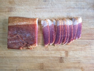 7、蒜苔炒腊肉,腊肉切薄片。