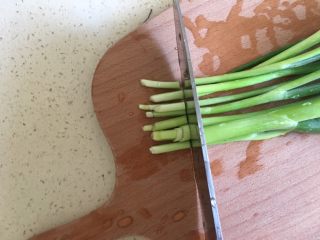 5、油泼辣子（辣椒油）,葱去头，剩下的切段
