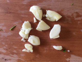 6、油泼辣子（辣椒油）,蒜去皮拍扁 