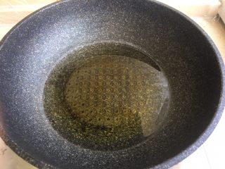 9、油泼辣子（辣椒油）,无水锅内放入油 