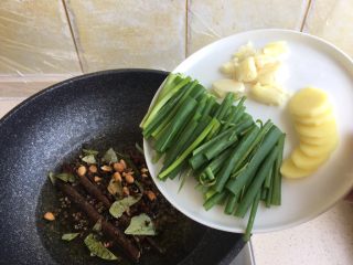 11、油泼辣子（辣椒油）,放进去