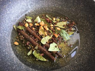 10、油泼辣子（辣椒油）,小火凉油时候放入食材