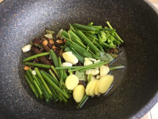 12、油泼辣子（辣椒油）,然后转中火