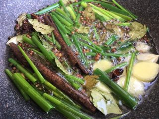 13、油泼辣子（辣椒油）,炸出香味儿 葱到焦黄即可