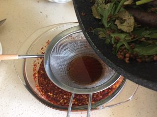 15、油泼辣子（辣椒油）,油倒进去，就会听见滋滋滋的声音