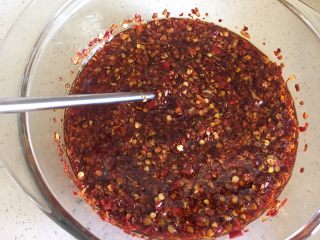 16、油泼辣子（辣椒油）,搅拌均匀