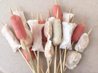 3、#辣味#串串香麻辣火锅,把各种肠，鱼皮脆，蟹棒等都串成串儿。