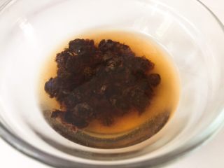 6、#辣味#串串香麻辣火锅,豆豉用料酒稀释。