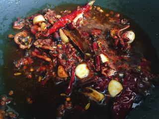 10、#辣味#串串香麻辣火锅,略炒出红油后，放入八角，麻椒，花椒，丁香，茴香，桂皮，山楂片等香料。