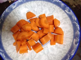 1、快手咖喱土豆炖牛肉,胡萝卜切丁