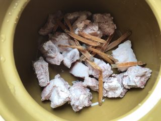 7、沙虫茨实莲子山药排骨汤,把排骨,炒好的沙虫放进汤锅里