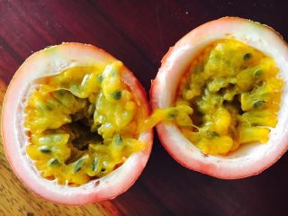 1、百香果凝酱,还是市场买的果子好，挑重的，饱满。