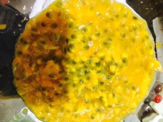 2、百香果凝酱,取果肉。