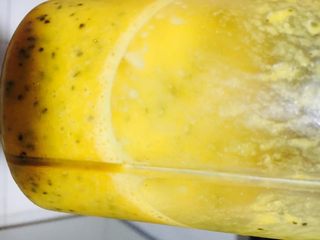 3、百香果凝酱,放进料理机，打碎，过滤出黑色核部分「多少有些过滤不掉，没事，不影响。」没有料理机，可以直接过滤出汁水也可以