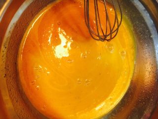 6、百香果凝酱,小火加热，边加热边搅拌。至冒小泡离火待冷却。