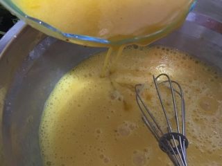 8、百香果凝酱,把冷却好的百香果汁慢慢倒入蛋黄，边倒边搅拌。