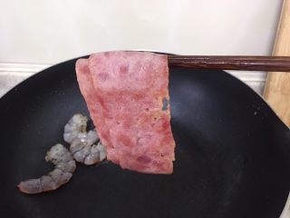 8、创意培根鲜虾鸡蛋三明治,step7:培根煎到表面微焦即可夹出备用。
