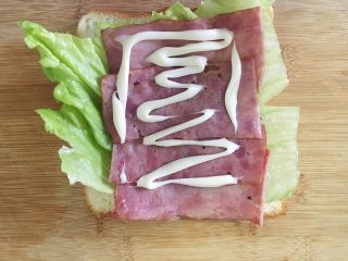 12、创意培根鲜虾鸡蛋三明治,step11:挤沙拉酱，不需要太多，稍后还有芝士沙拉酱太多会腻