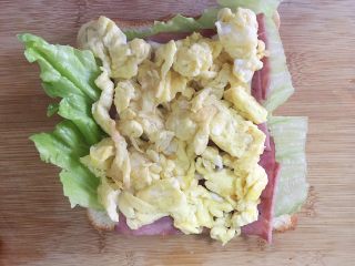 13、创意培根鲜虾鸡蛋三明治,step12:把炒好的鸡蛋铺满