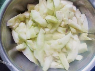 5、油泼酸辣茄子,大火蒸八分钟左右就可完全熟透了