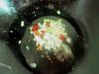 11、油泼酸辣茄子,锅内倒入适量的油，爆香刚刚准备好的香料
