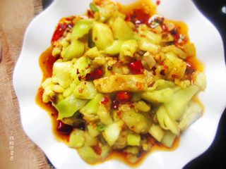 14、油泼酸辣茄子,茄子含黄酮类化合物，具抗氧化功能，可防止细胞癌变，同时也能降低血液中胆固醇含量，预防动脉硬化，可调节高血压，保护心脏。