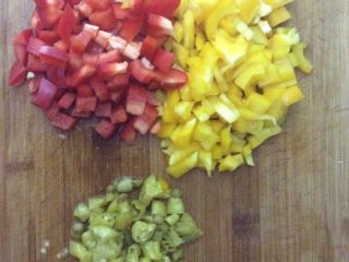 3、酸辣鸡胗,泡椒，彩椒都切丁（怕辣的可以少放点泡椒）