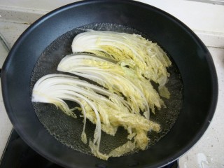 5、一品娃娃菜,置锅加水，水开下娃娃菜煮至断生捞出