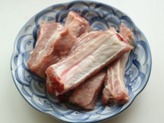 1、多味排骨,排骨切长段，选择小排，让师傅帮忙剁好。