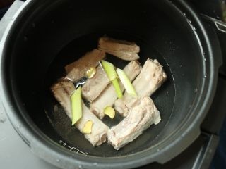 3、多味排骨,排骨放入鲜呼吸电压力锅内，加入能没过排骨的水，加入葱姜和适量盐。