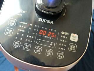 4、多味排骨,合上压力锅锅盖，选择排骨，炖煮程序，开启压力锅。