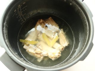 6、多味排骨,排骨也煮好了，软嫩，捞出待用。