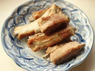 8、多味排骨,捞出待用。