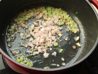 11、多味排骨,刚才煎排骨的余油，放入葱姜末爆香，再下入洋葱末爆香。