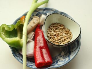 9、多味排骨,准备好蔬菜的材料。