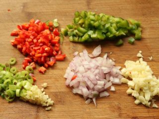 10、多味排骨,全部切成末。