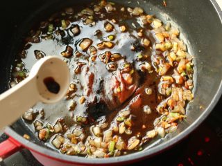 12、多味排骨,下入一勺蚝油，一勺蒸鱼豉油，一勺番茄酱，一勺白糖，半勺老抽，一勺醋，一小勺盐，再加入3勺水。此处大勺是10毫升，小勺是1克。