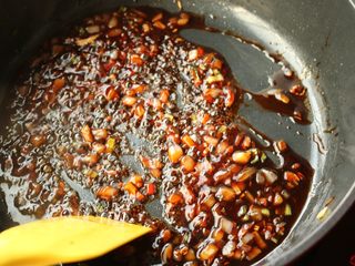 13、多味排骨,煮开后，炒至粘稠。