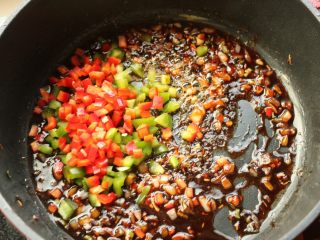 14、多味排骨,下入青红椒末翻炒。