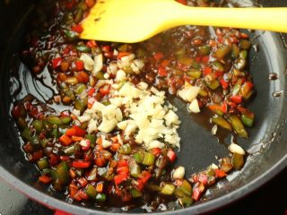 15、多味排骨,再下入蒜末炒匀。