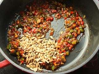 16、多味排骨,下入葵花籽仁，炒匀。