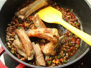 17、多味排骨,下入刚才煎好的排骨。
