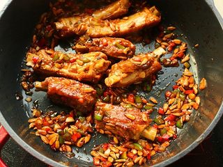 18、多味排骨,炒匀，使排骨表面沾上酱汁，就可以上桌了。