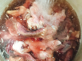 1、红焖牛肉,牛肉冲洗干净，浸泡出血水