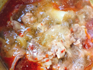 11、红焖牛肉,放入盐