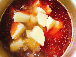 12、红焖牛肉,放入土豆