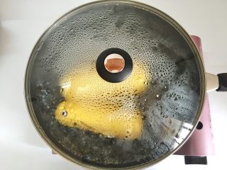 2、枸杞玉米烙, 锅内倒入适量水，加入玉米，开大火煮约10分钟。
