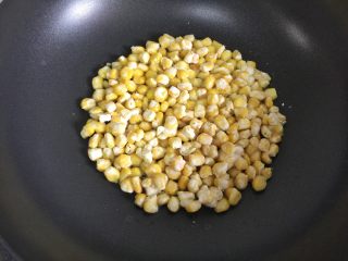 7、枸杞玉米烙,加入玉米粒，用锅铲铺平，规制呈圆形，煎三到五分钟，期间晃动锅子防粘